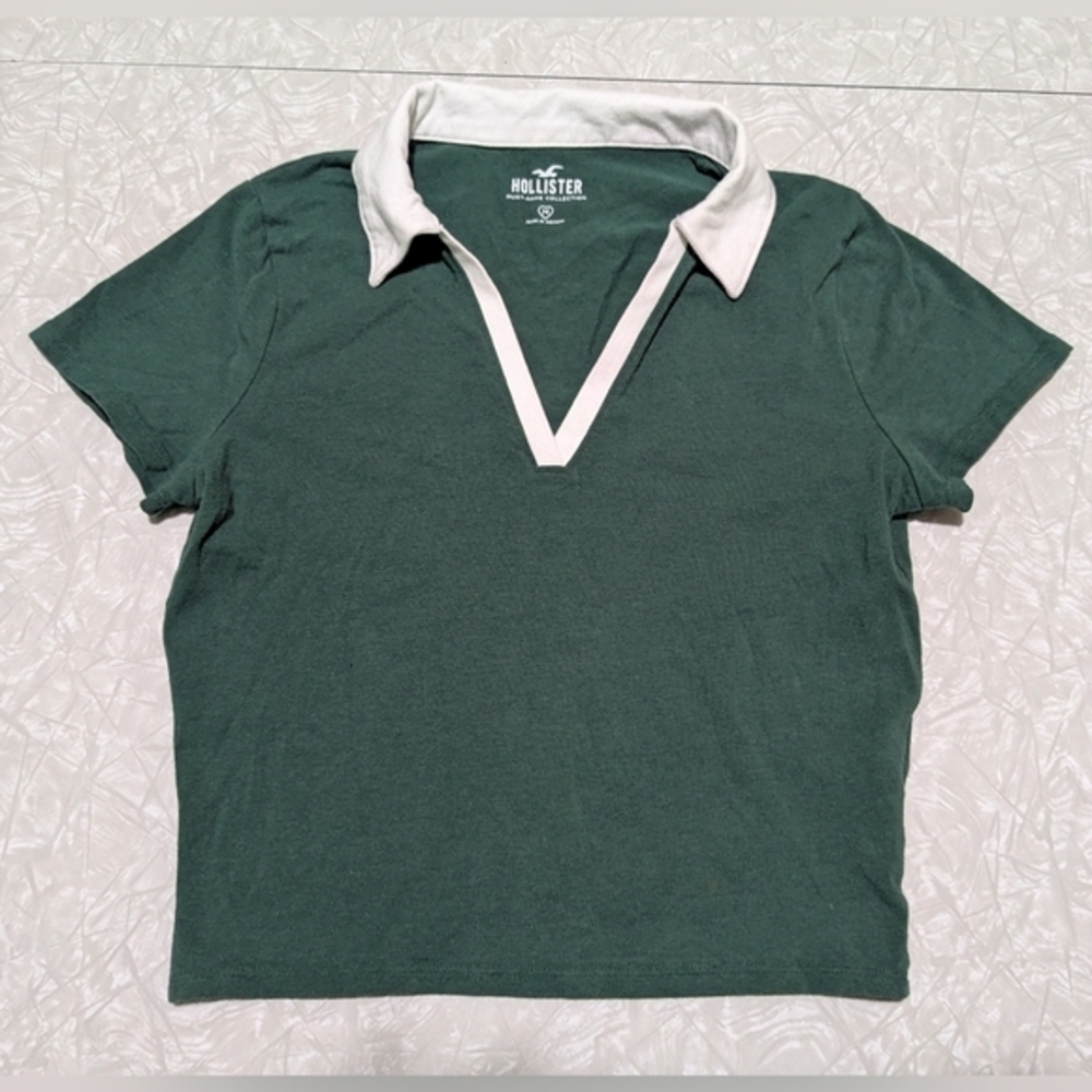 Hollister Medium Must-Have Collection‎ Green Crop V-Neck White Collar T-Shirt